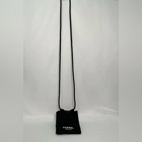 Chanel Beauté Black passport/phone holder Crossbody Pouch/bag - Picture 4 of 10